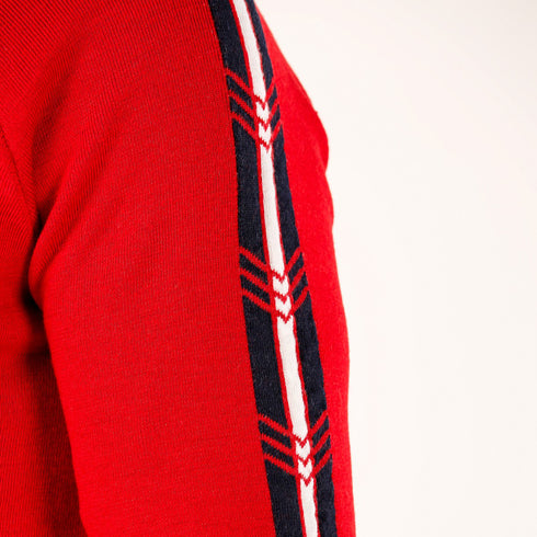 Der Ärmel eines roten Merino-Pullovers